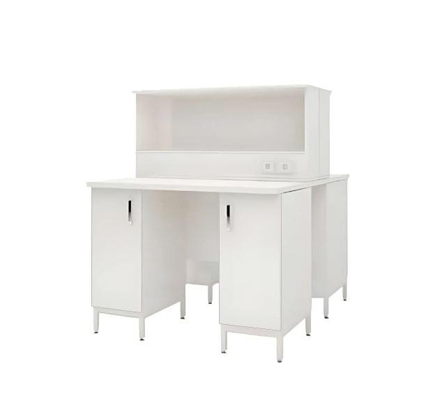 Лаборант с планшетом перед вытяжным шкафом