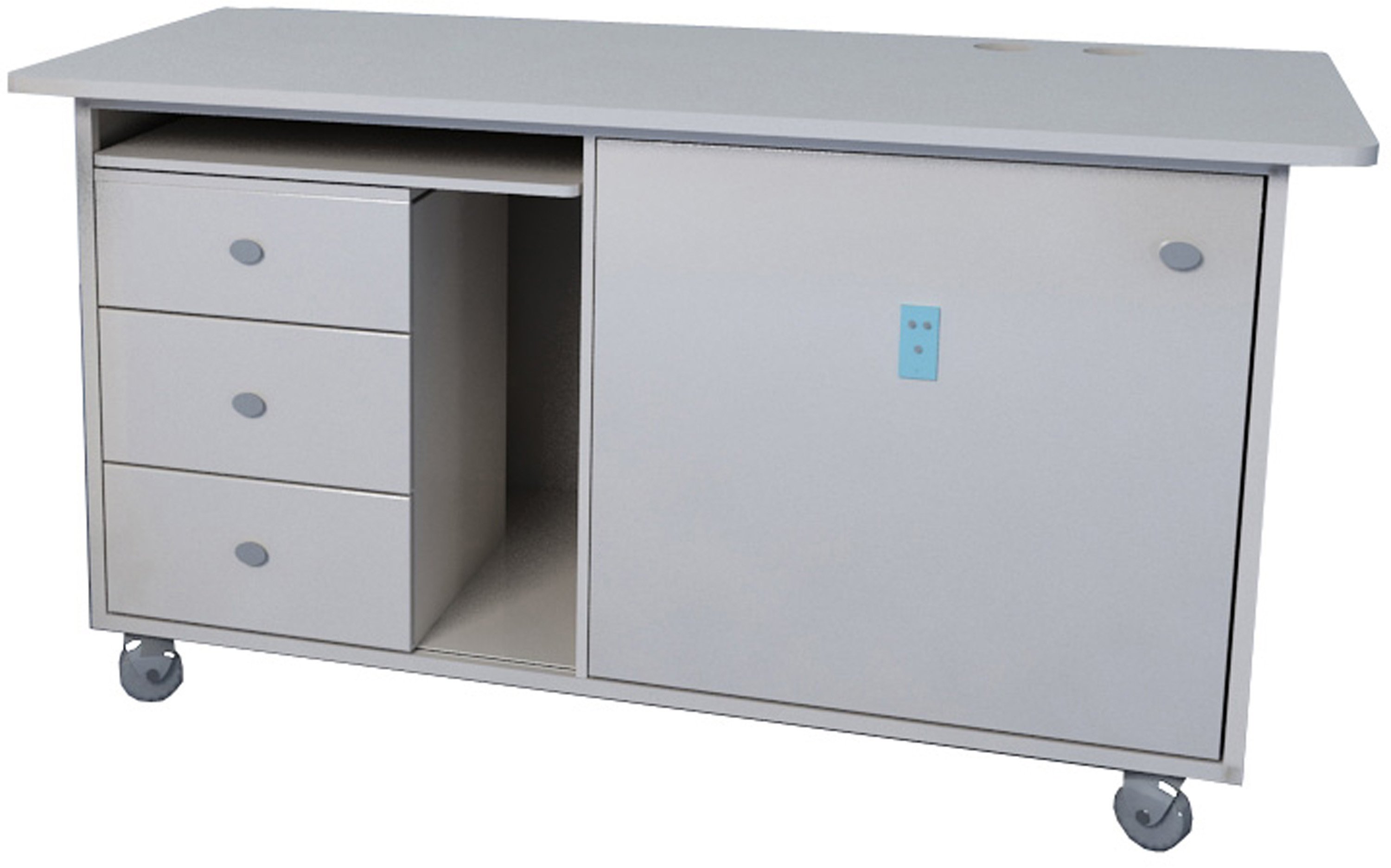 Лаборант с планшетом перед вытяжным шкафом