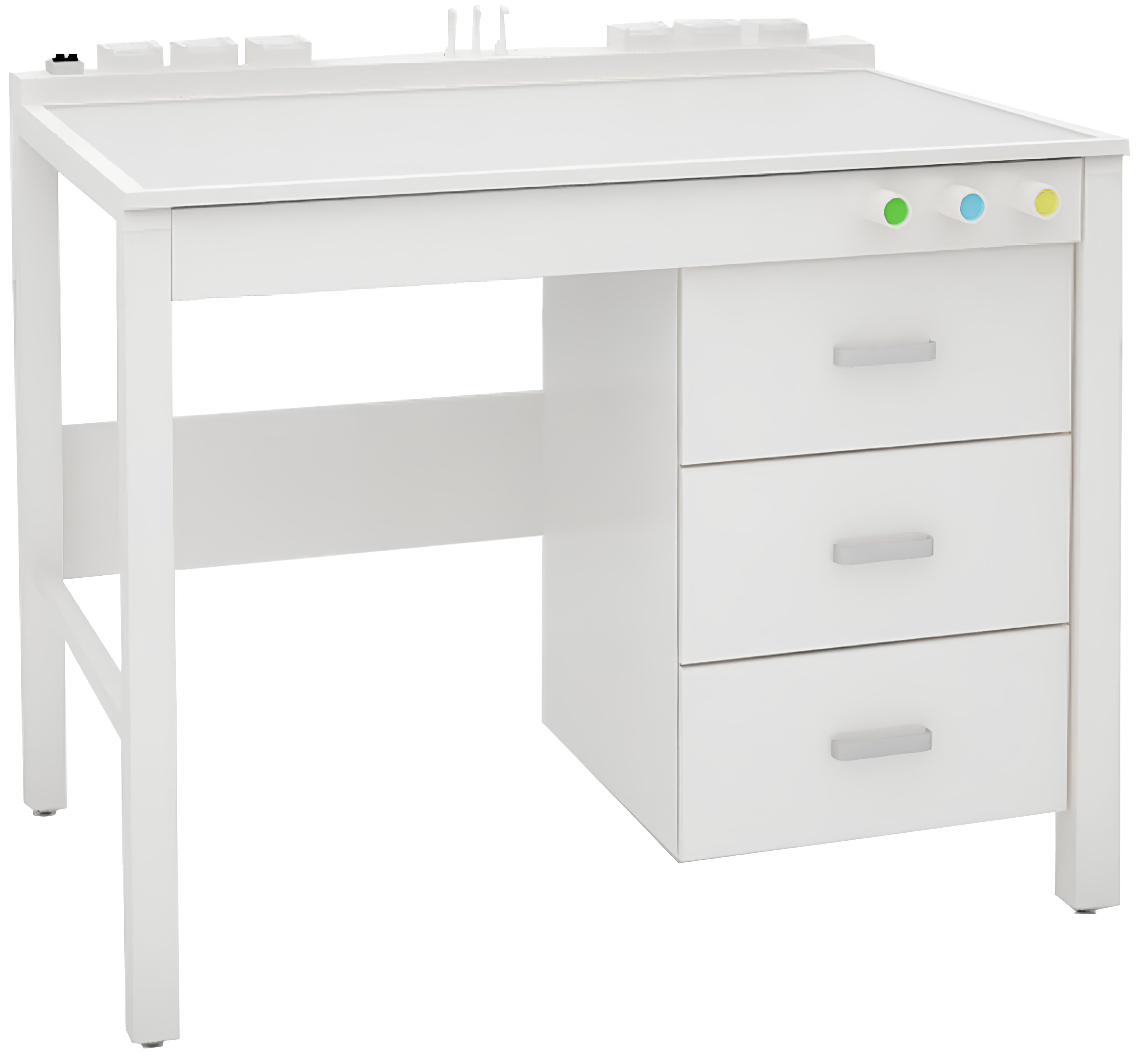 Лаборант с планшетом перед вытяжным шкафом