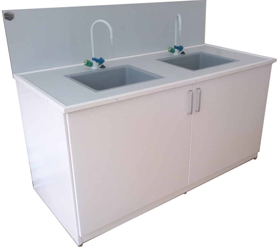 Лаборант с планшетом перед вытяжным шкафом