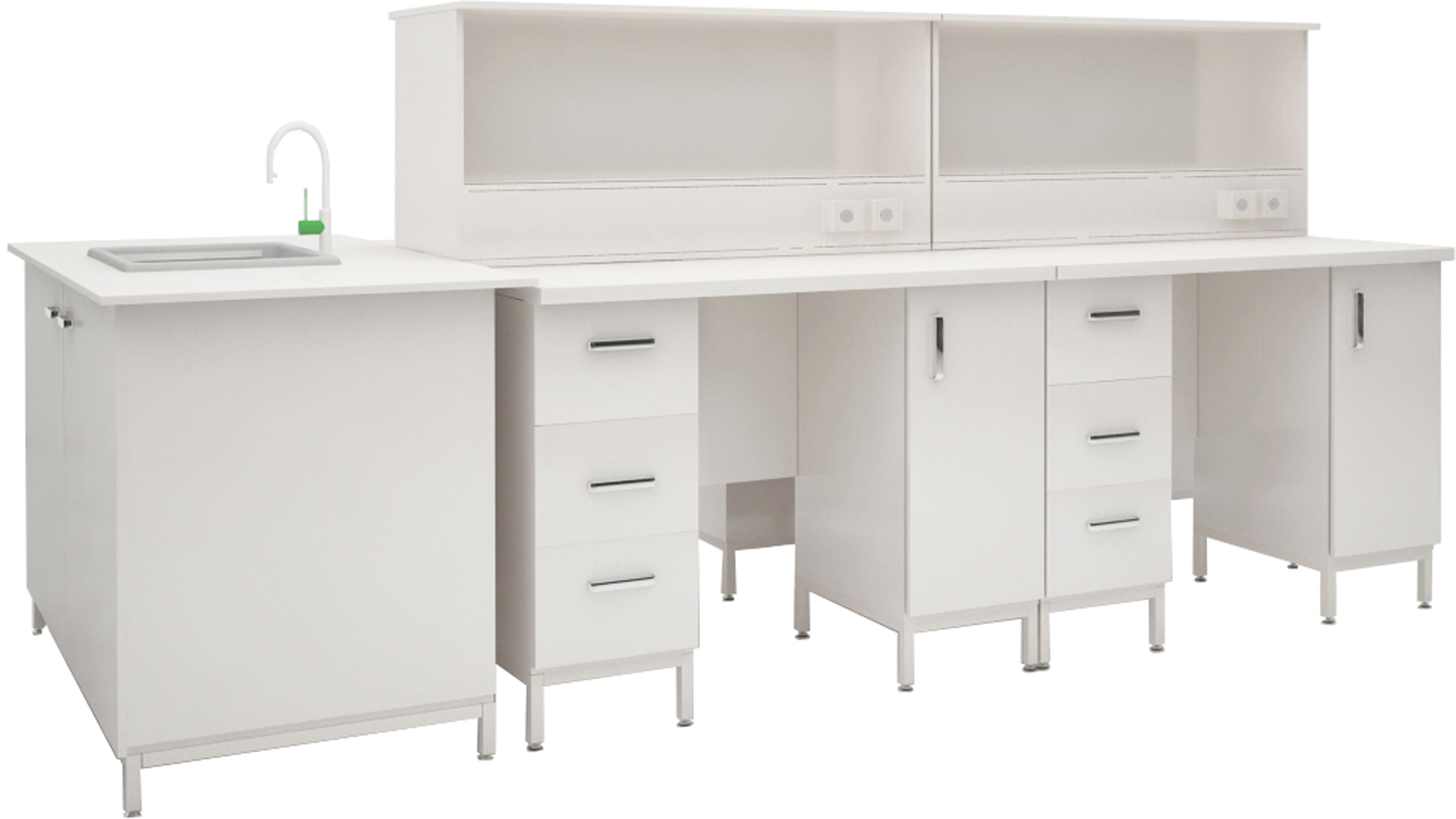 Лаборант с планшетом перед вытяжным шкафом