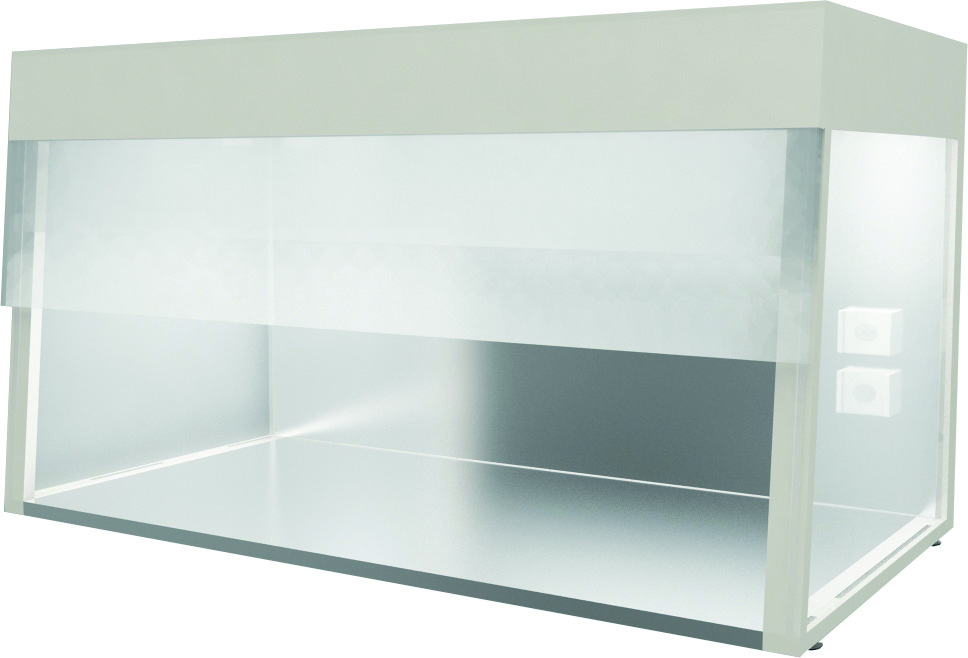 Лаборант с планшетом перед вытяжным шкафом